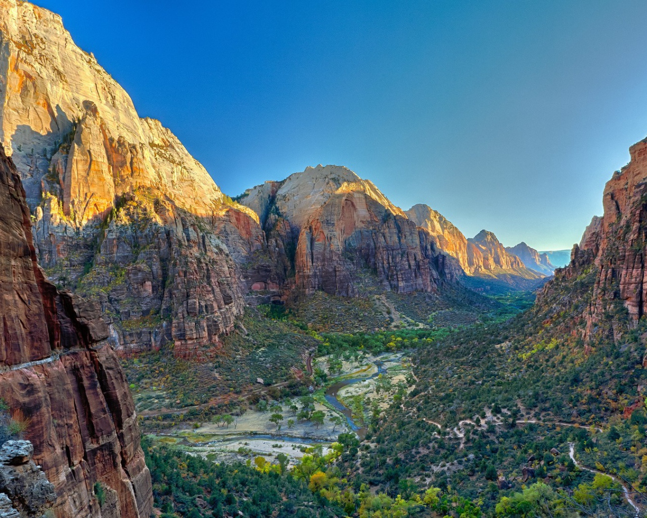 Зеленая долина между суровых скал