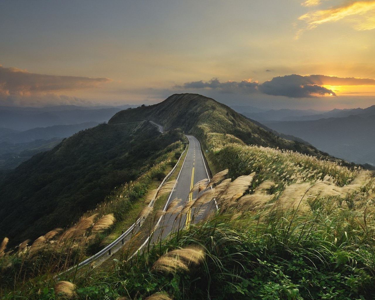 Шоссе по вершине горы