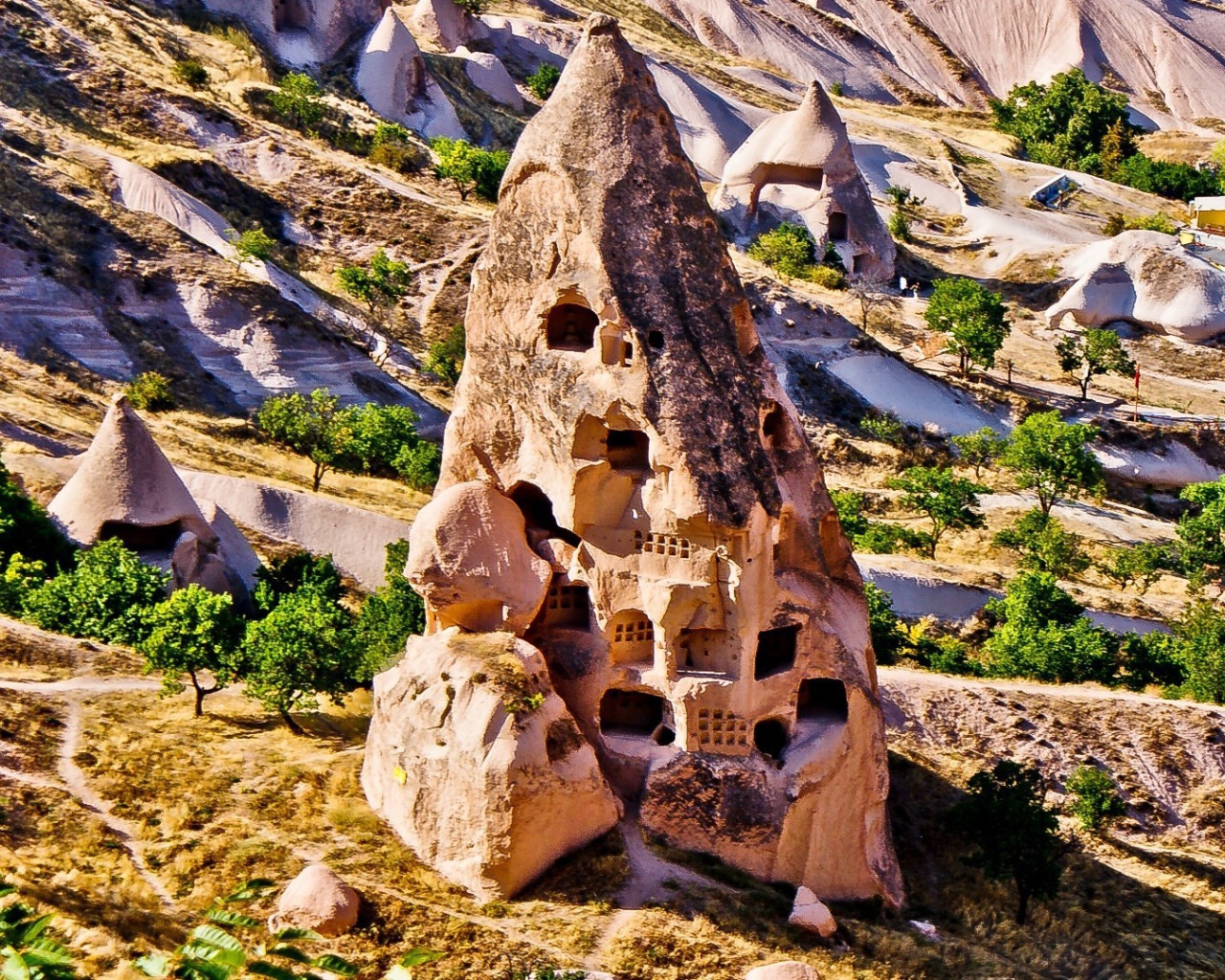 Дома в конусообразной скале