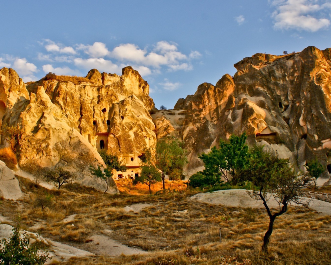 Жилье, высеченное в скале