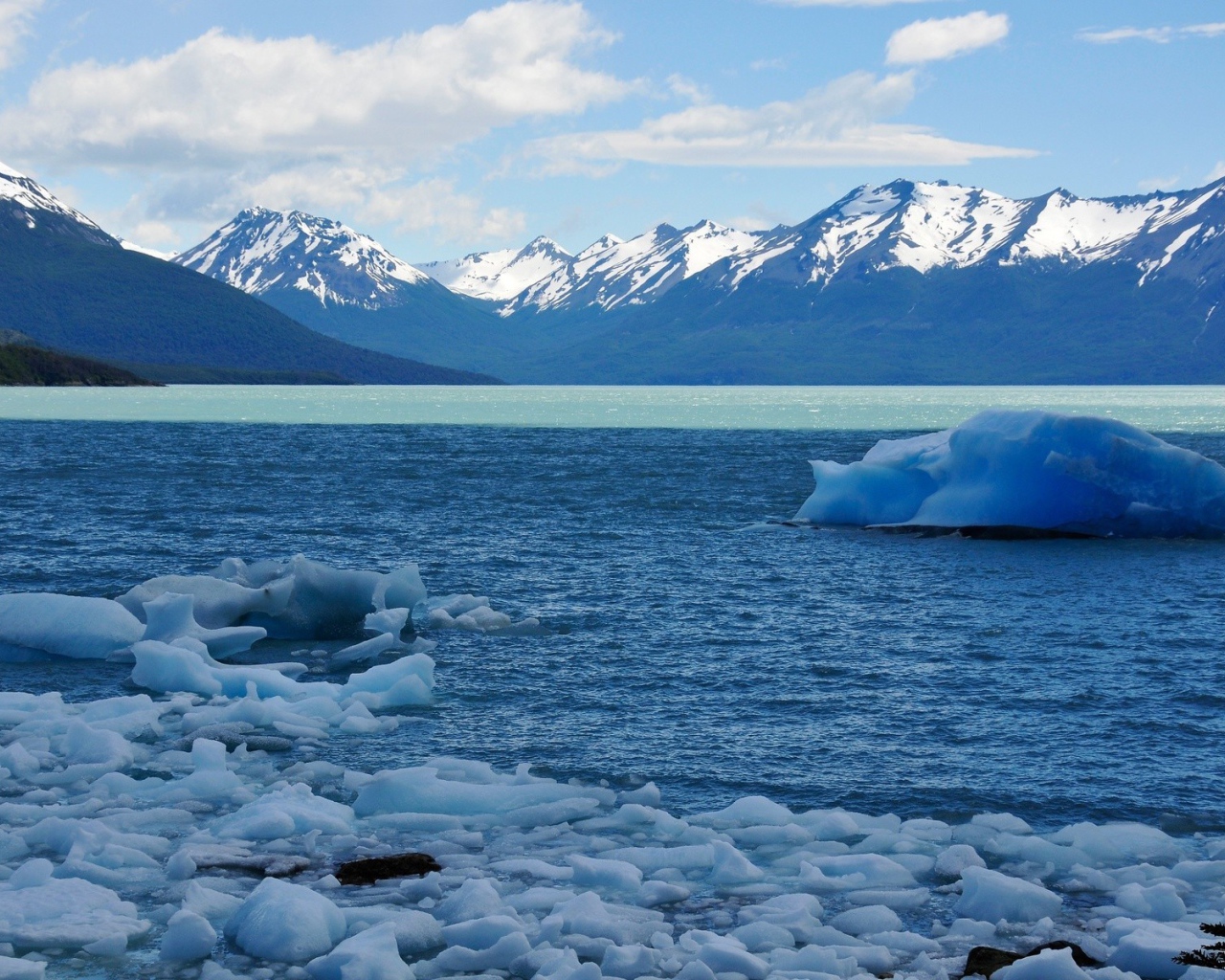 Голубой лед на горном озере