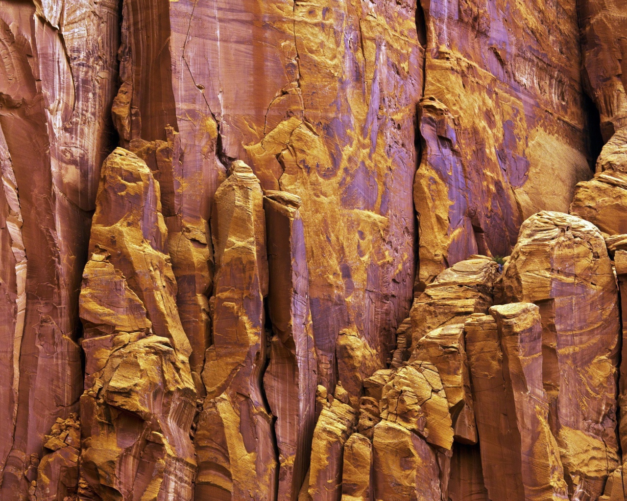 Слоистая коричневая скала