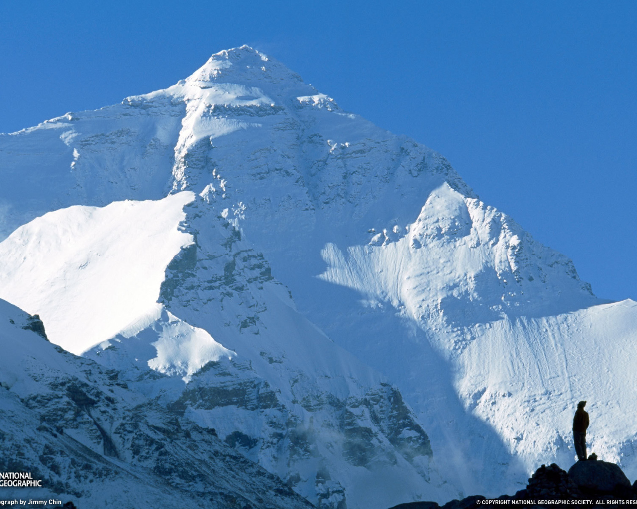 Человек смотрит на снежную гору