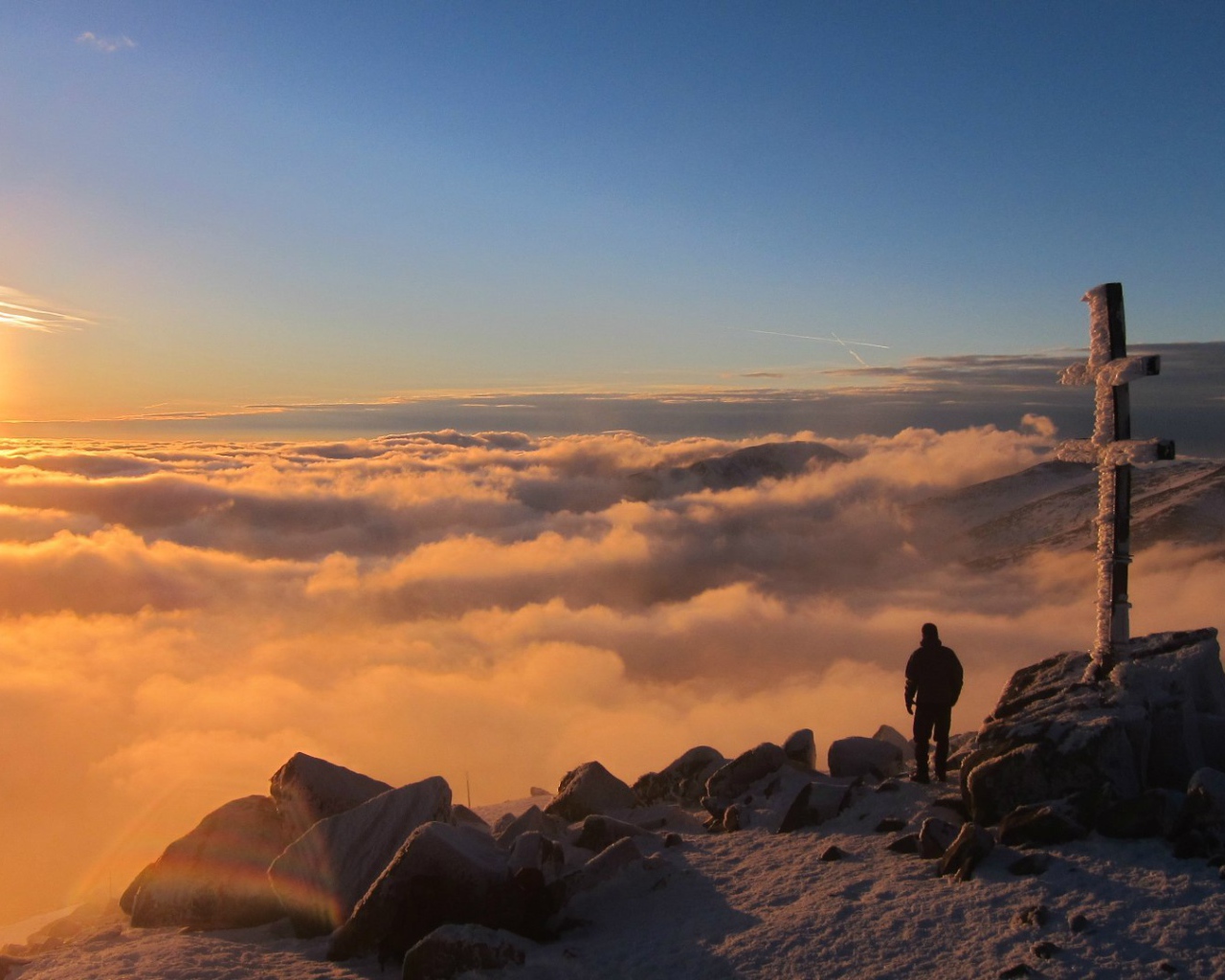 Памятный знак на вершине горы