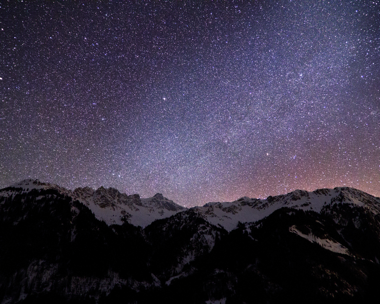 Млечный путь над снежными горами