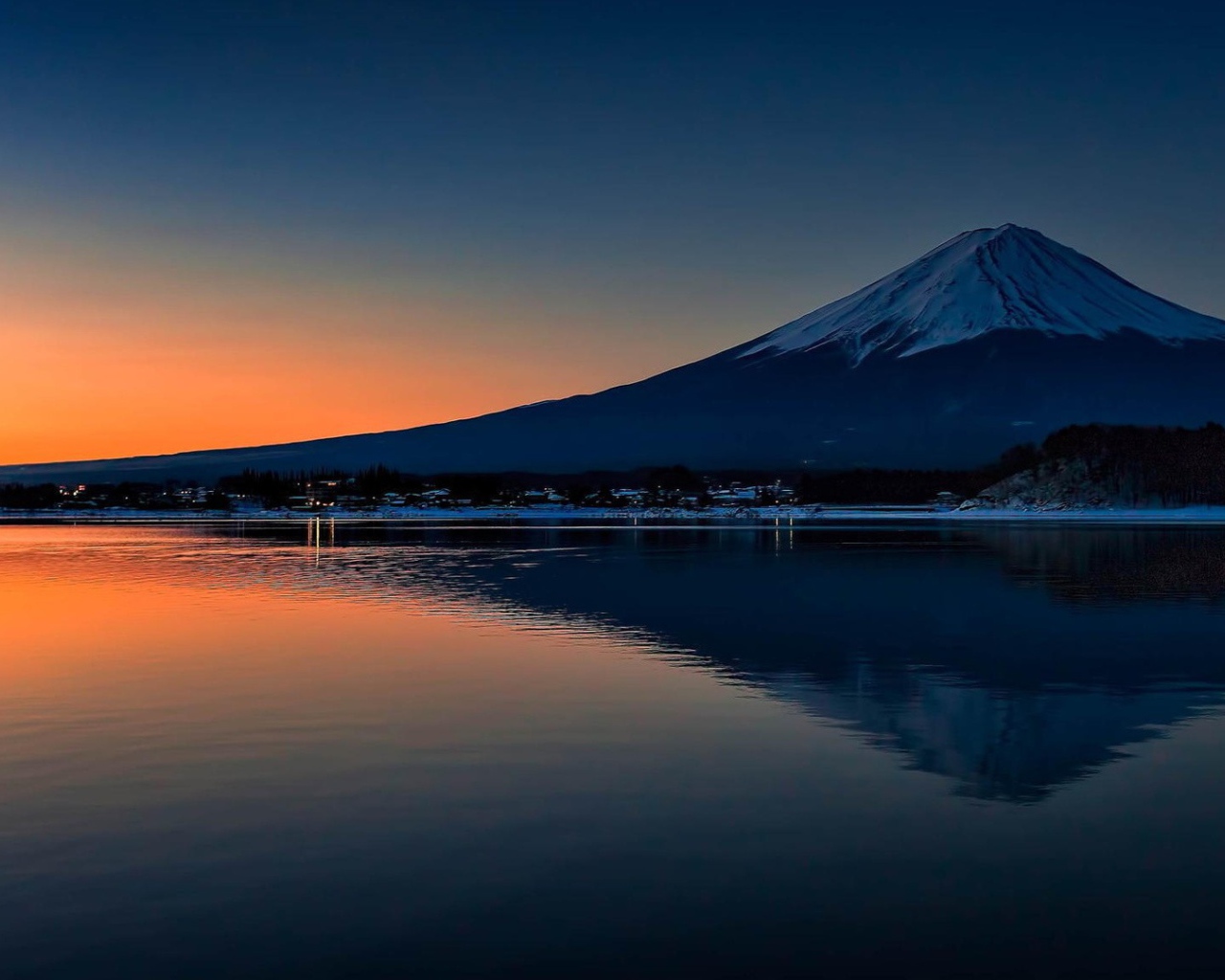 Гора Фудзи отражается в воде озера
