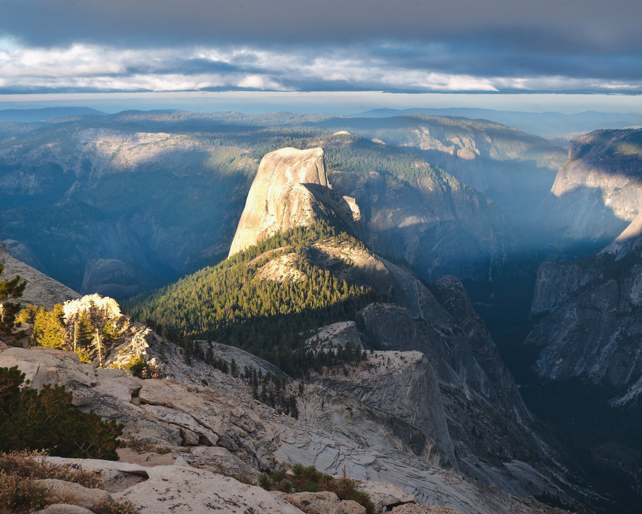 Горы освещенные солнцем