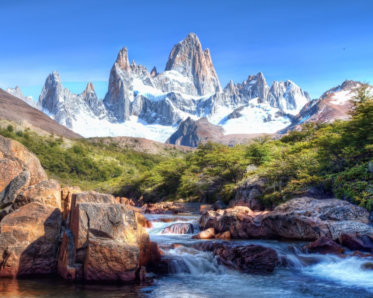 Горный ручей на фоне острых пиков