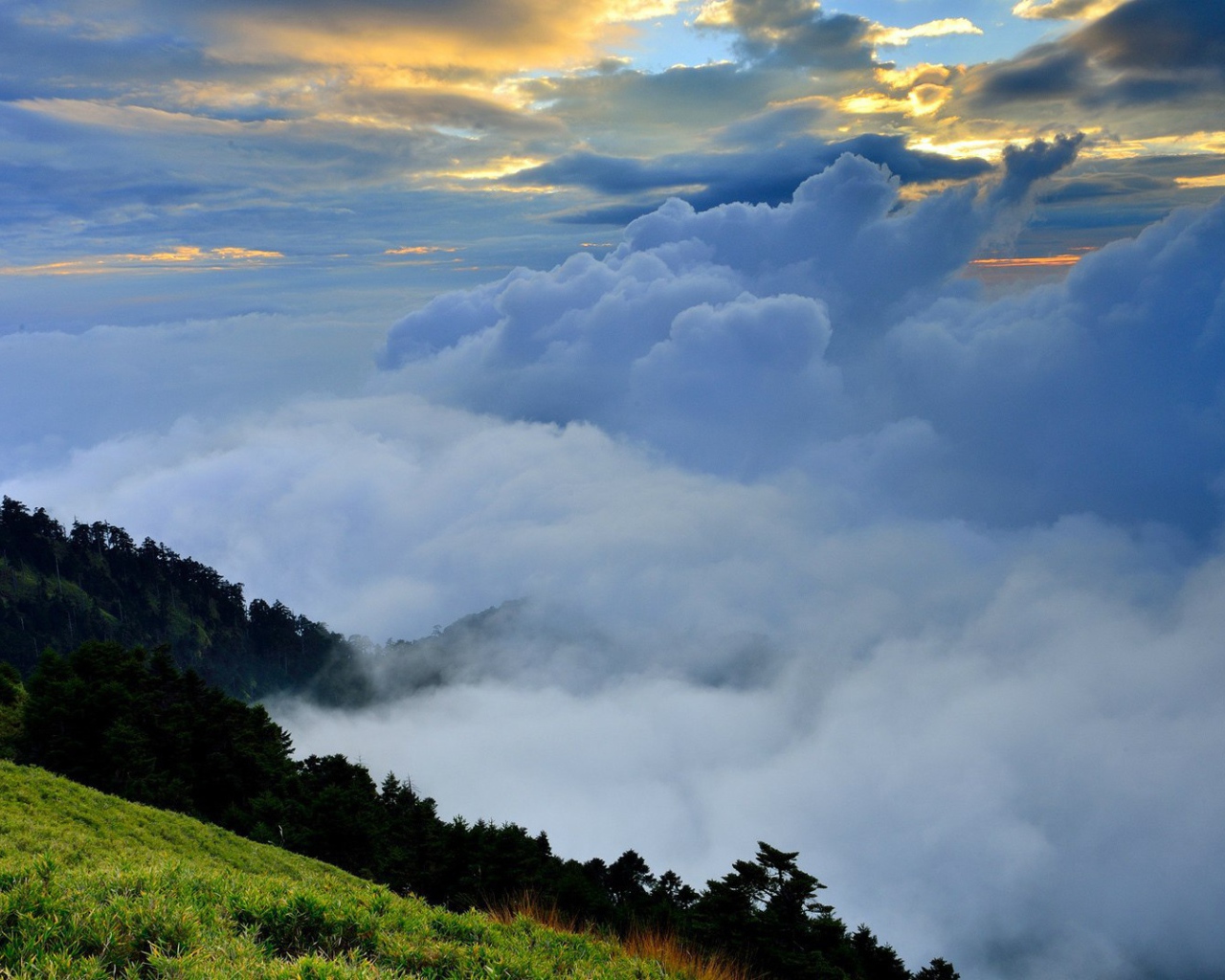 Горная долина скрыта облаками