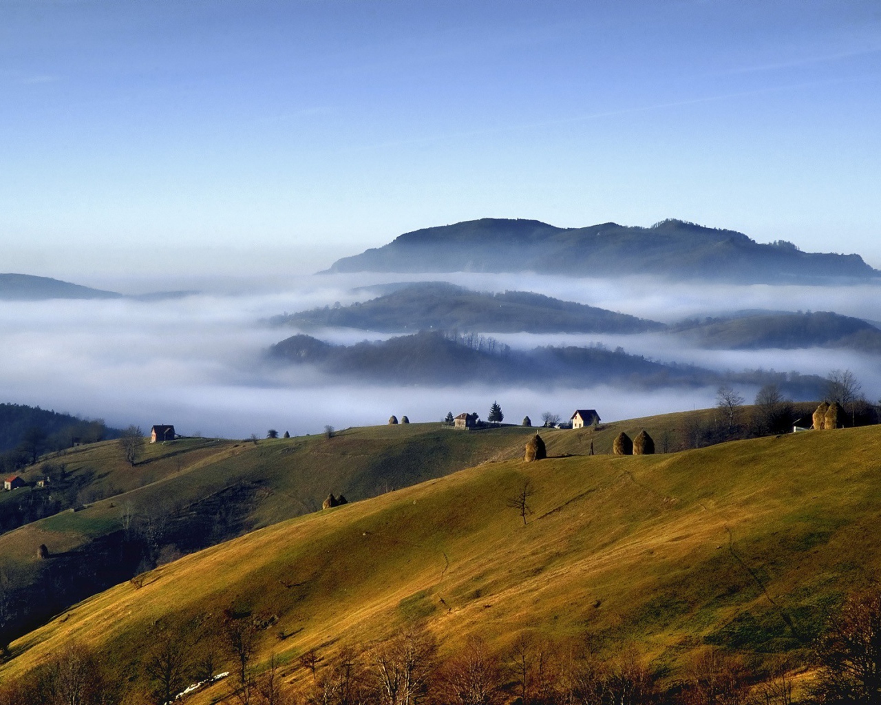 Горная деревушка на фоне гор и тумана