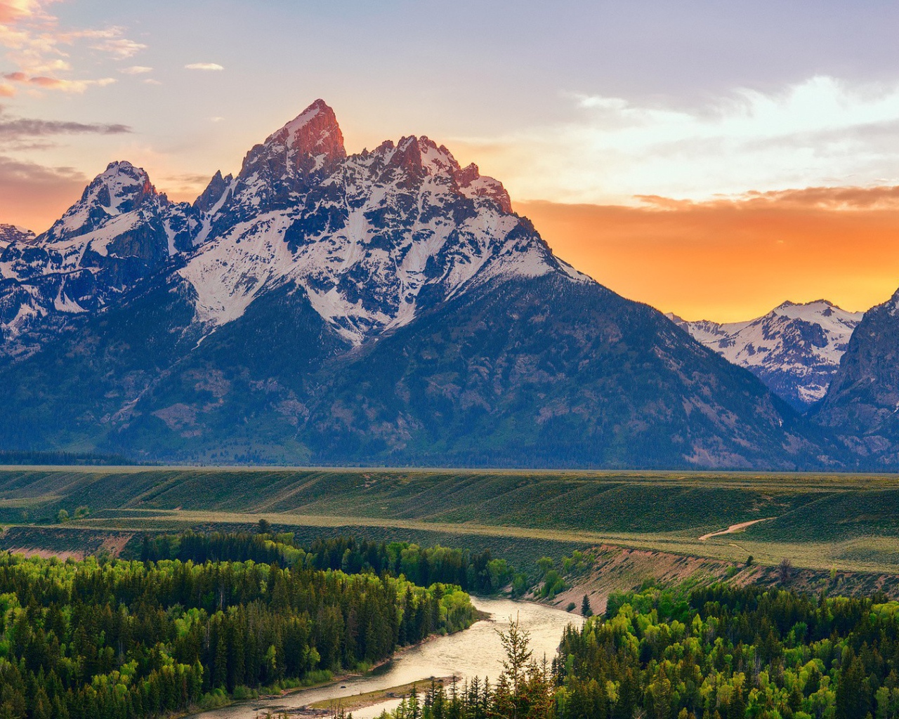 Оранжевые облака позади гор