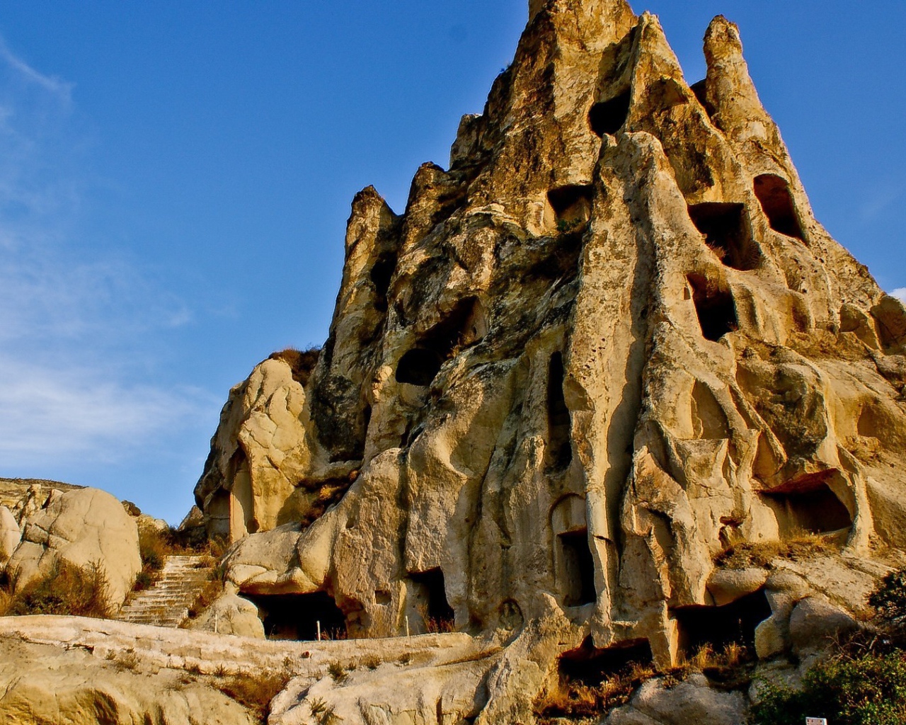 Проходы в острой скале