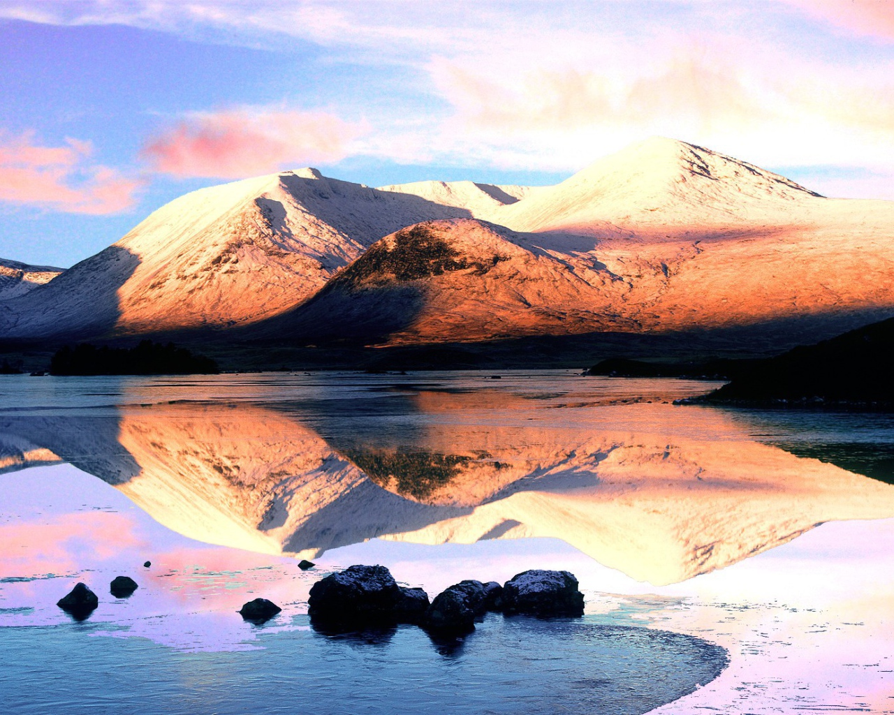 Розовые облака над вершинами гор