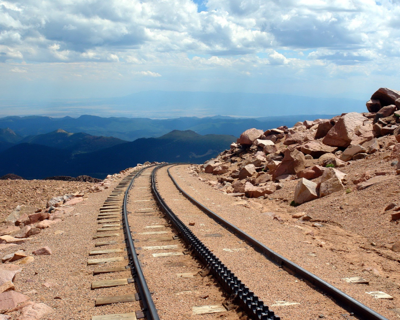 Железнодорожный путь в горах