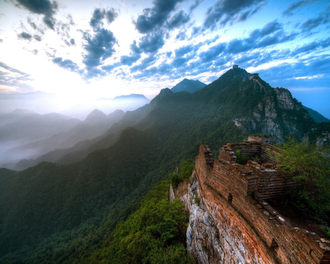 Руины здания в горах