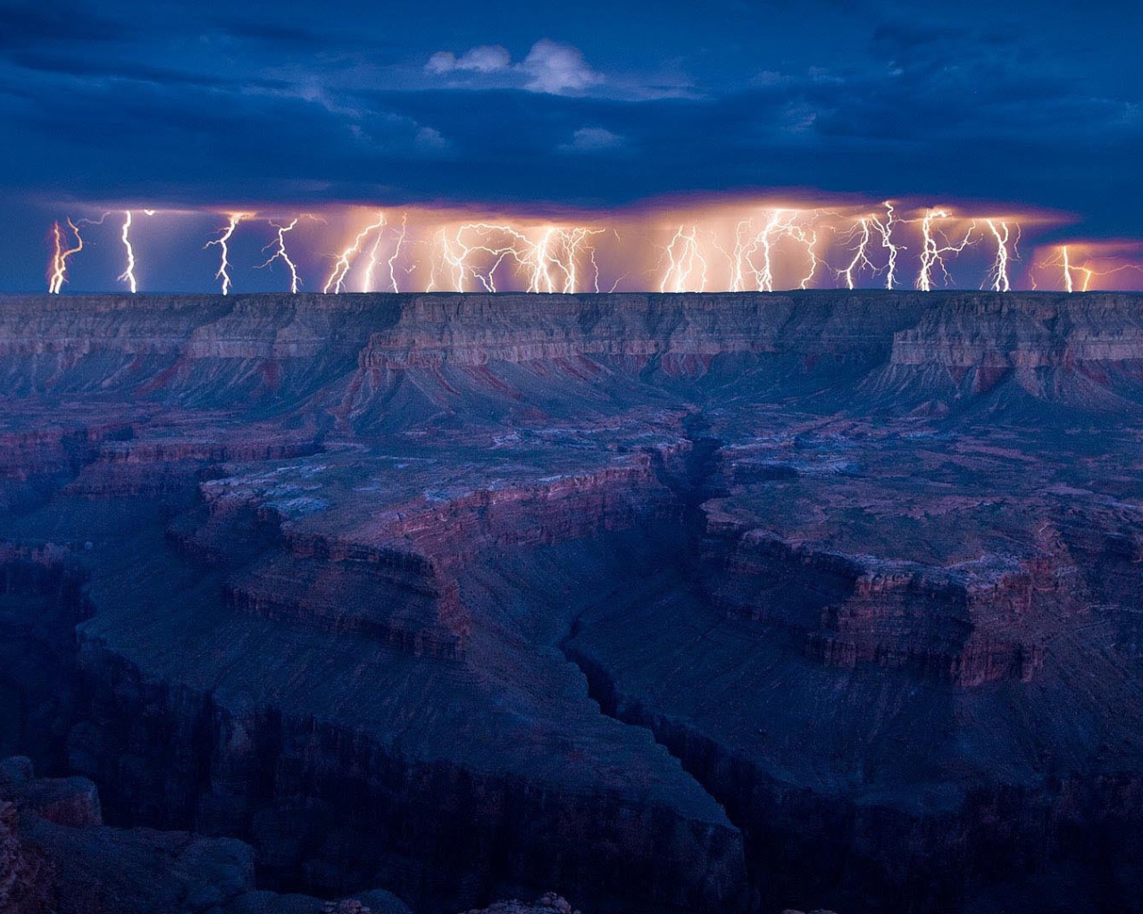 Сильная гроза над горным плато