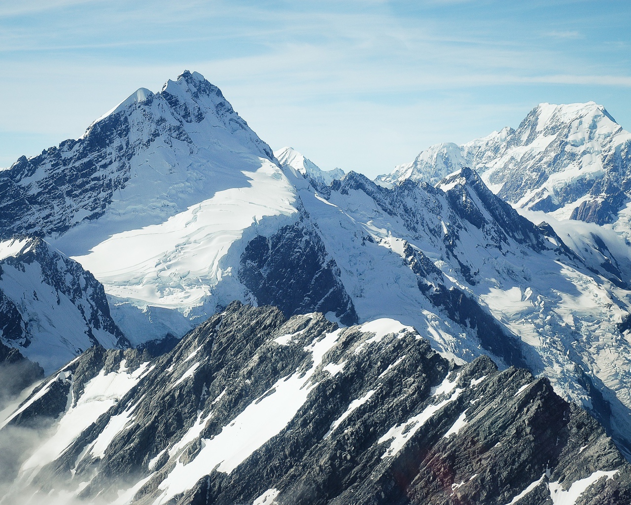 Заснеженные вершины гор