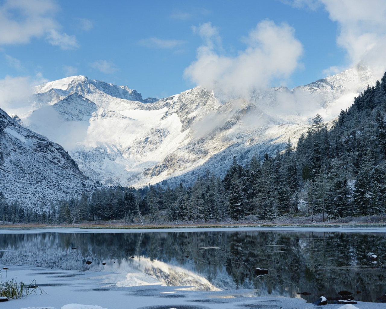 Заснеженные вершины Алтая
