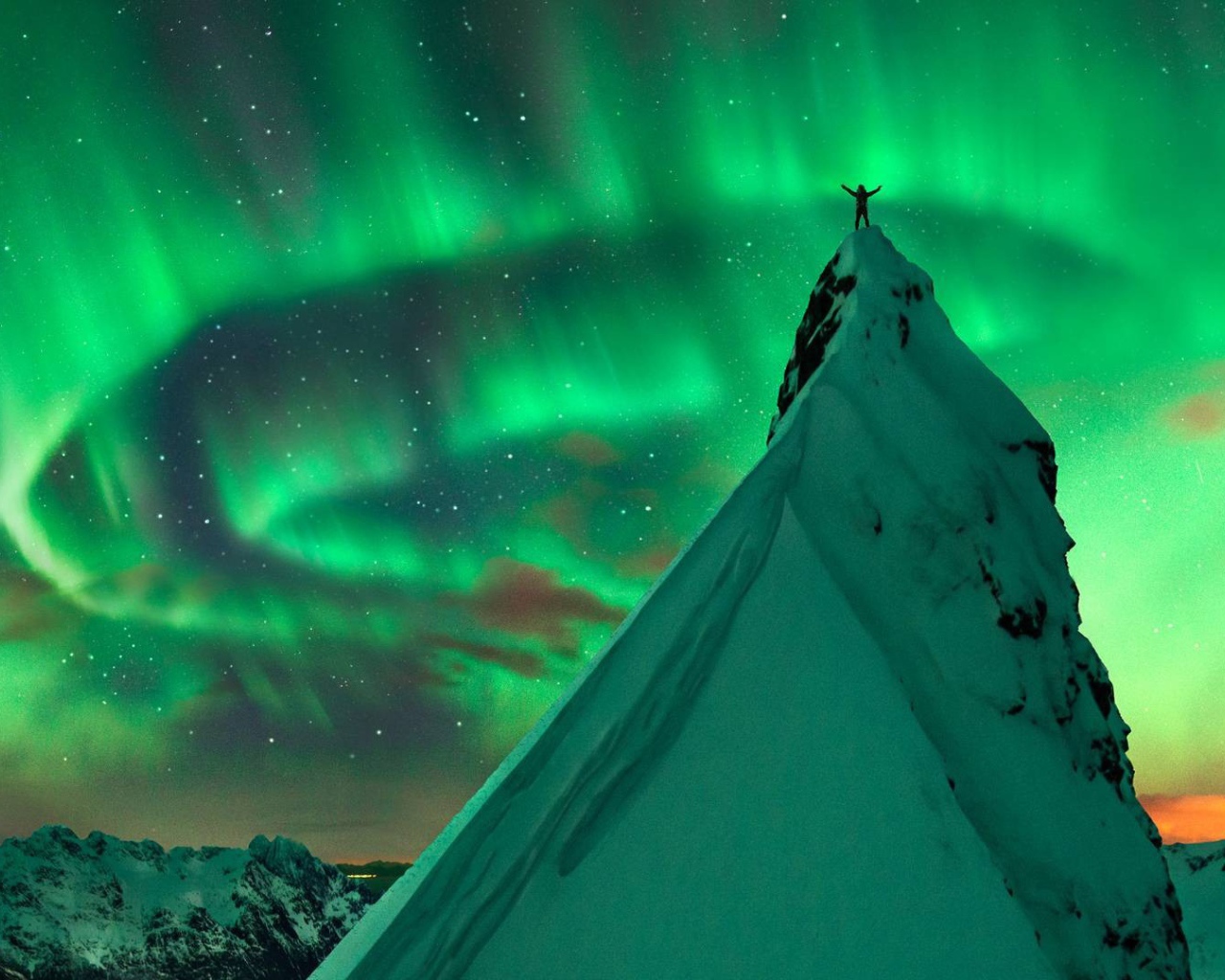 Заснеженный пик на фоне северного сияния