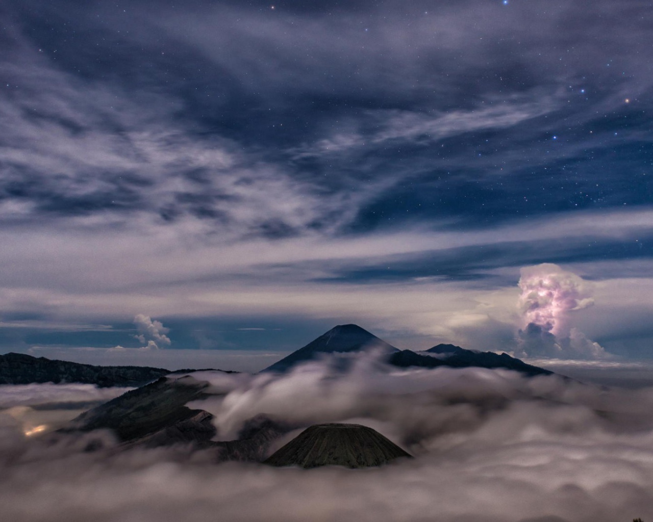 Звездное небо над облаками и туманом в горах
