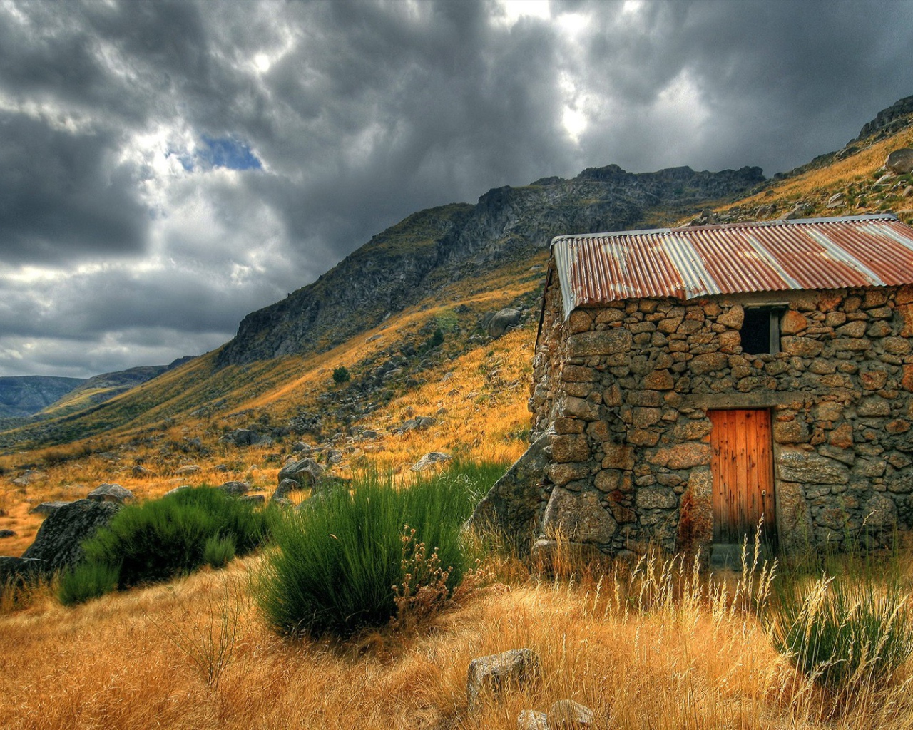 Каменный сарай в горах