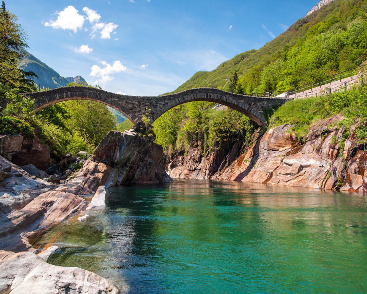 Каменный мост в горах