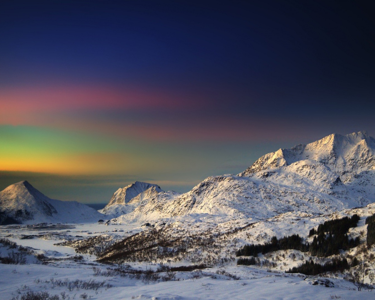 Закат в горах окрасил небо всеми цветами радуги