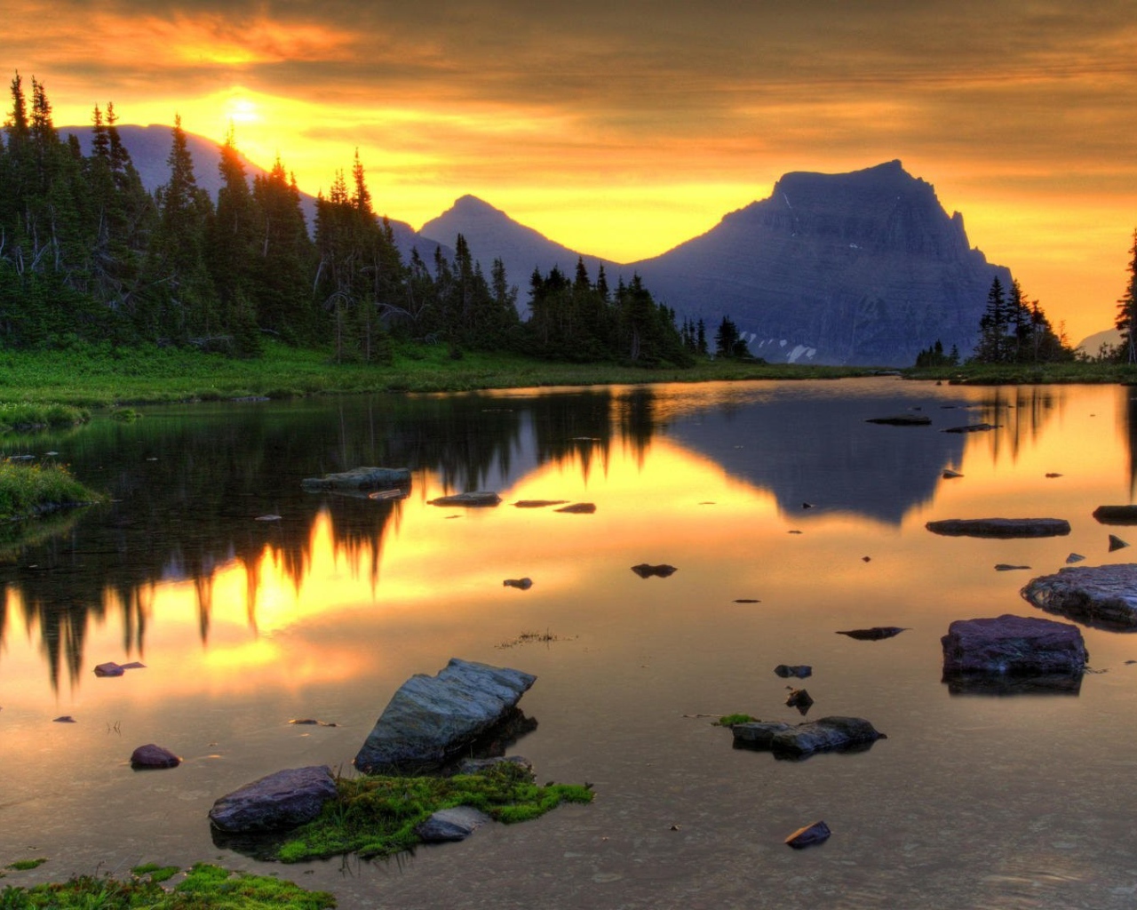 Закат в горах отражается в озере