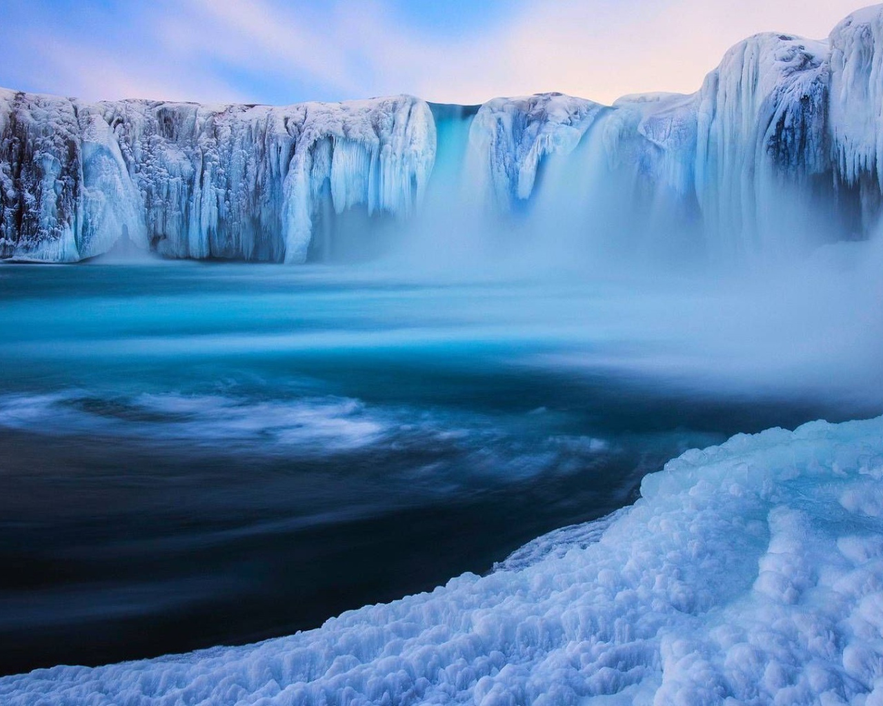 Водоворот у водопада в горах