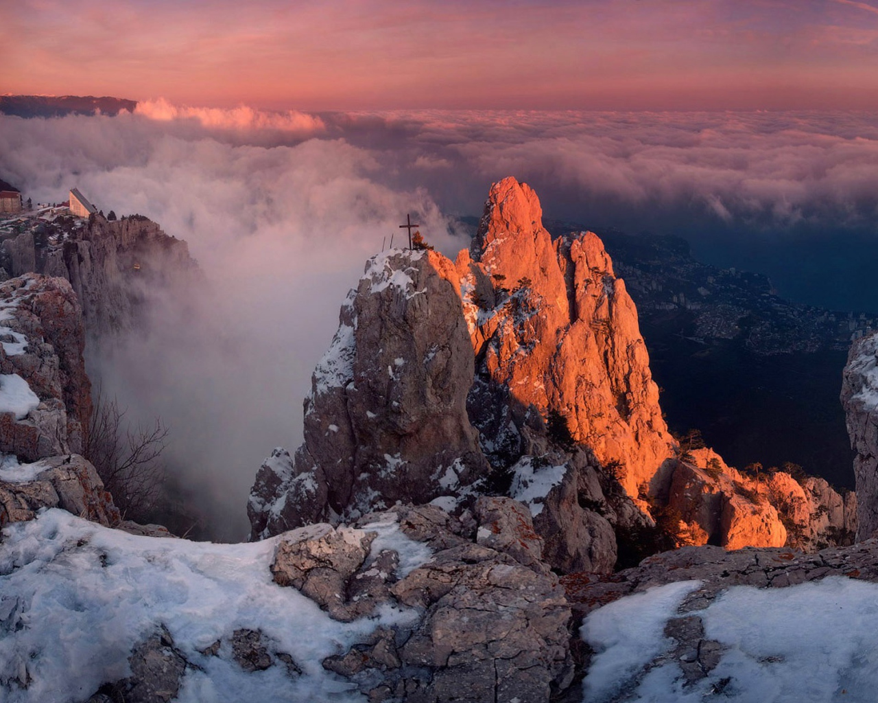 Крест на вершине скалы