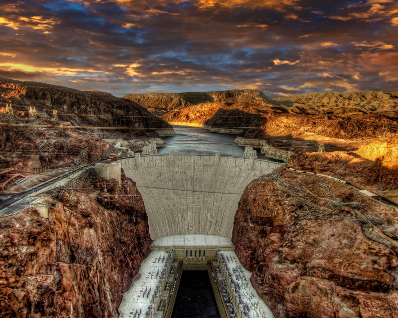 Плотина на реке в горах