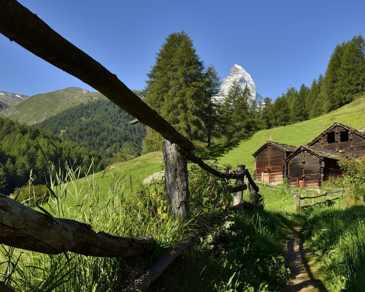 Забор и старые дома в горах
