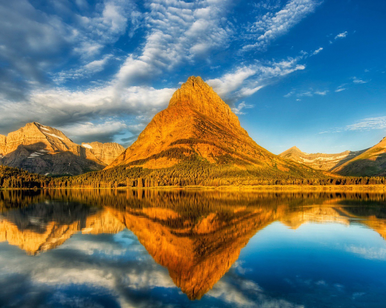 Озеро у подножия золотой горы