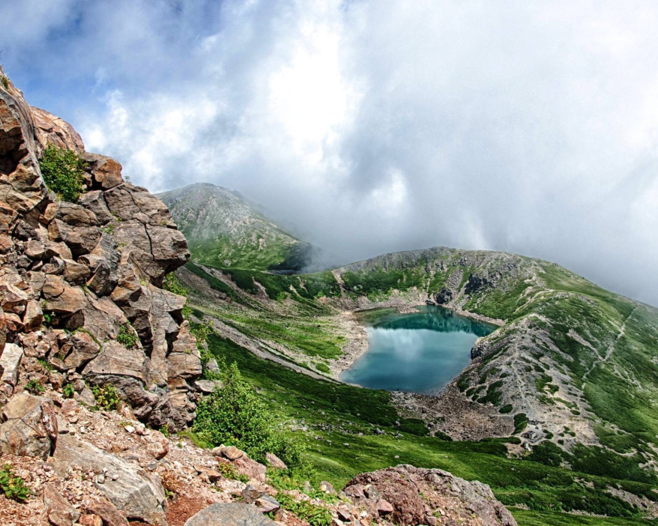 Озеро спрятано в уступе горы