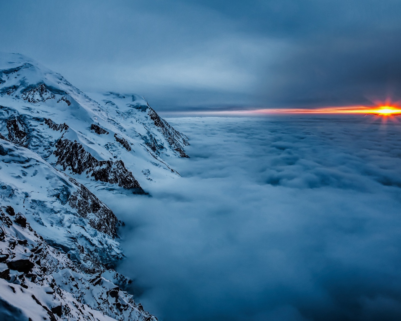 Вершины гор над облаками на закате