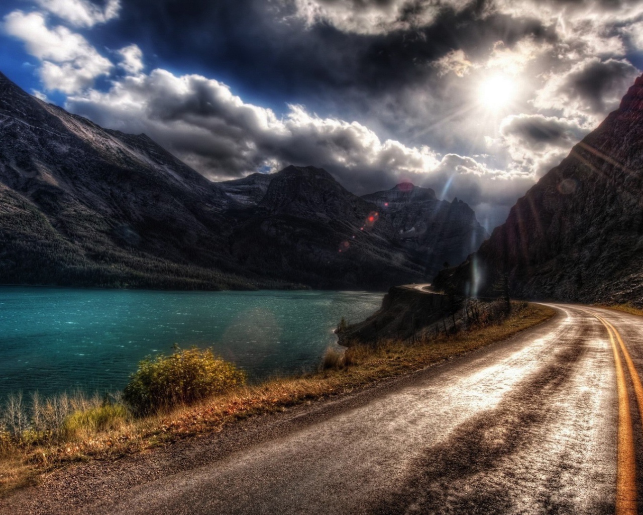 Дорога по берегу реки в горах