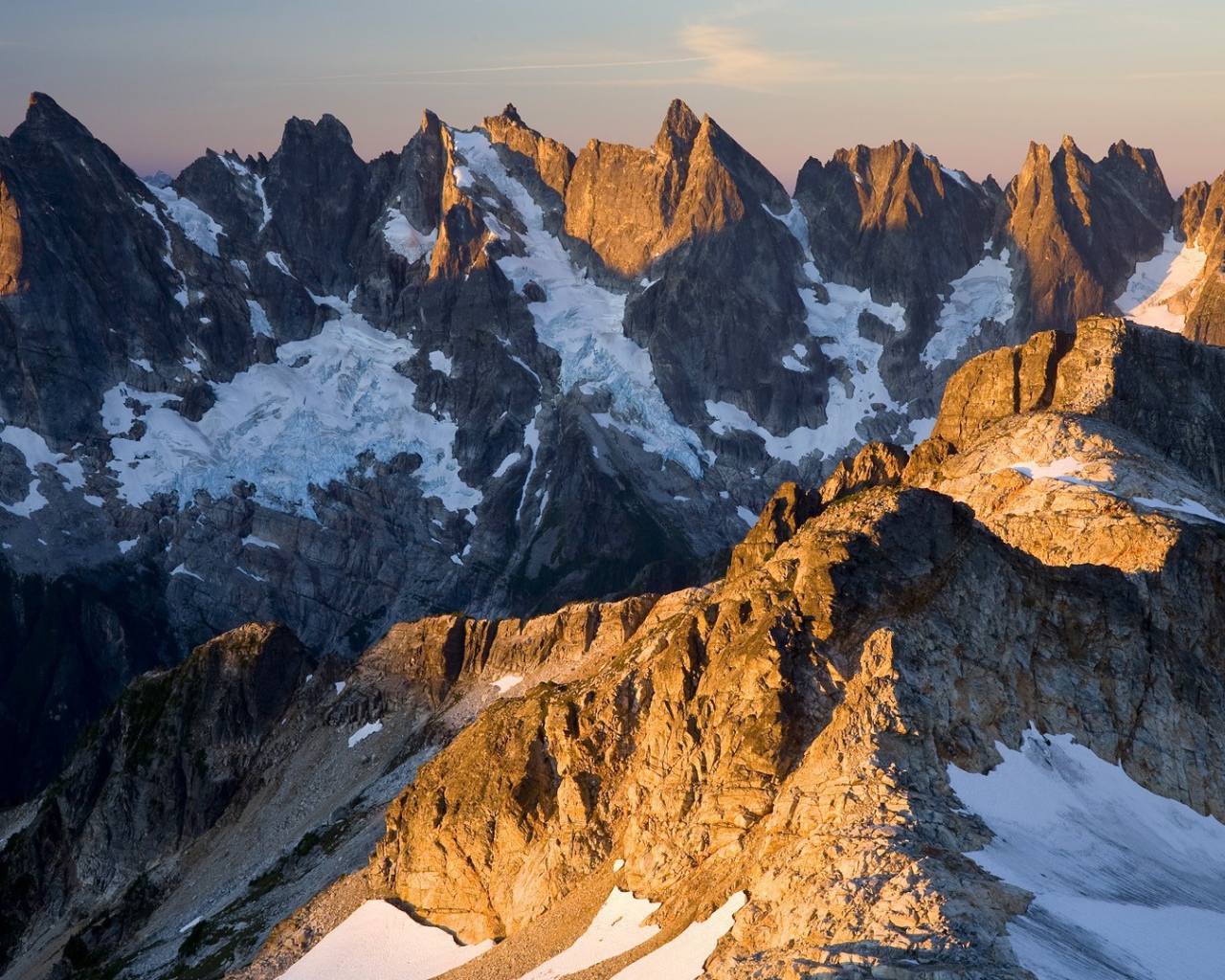 Острые пики горных вершин