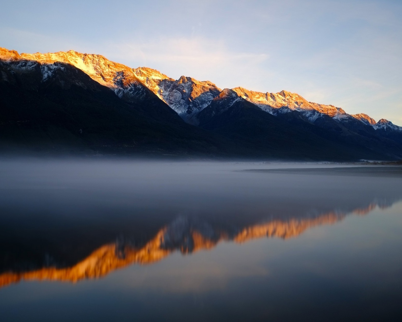 Солнце освещает горные вершины