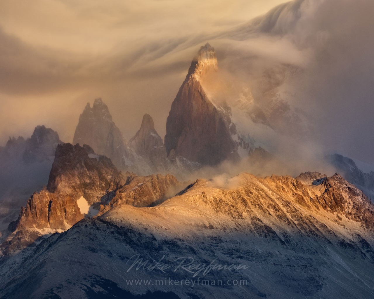 Вершина горы в оранжевой дымке