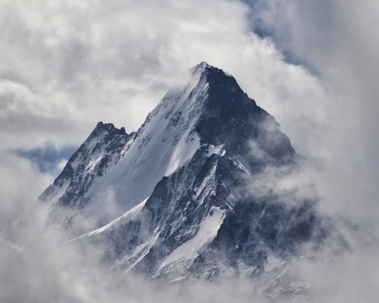 Вершина горы в окружении облаков