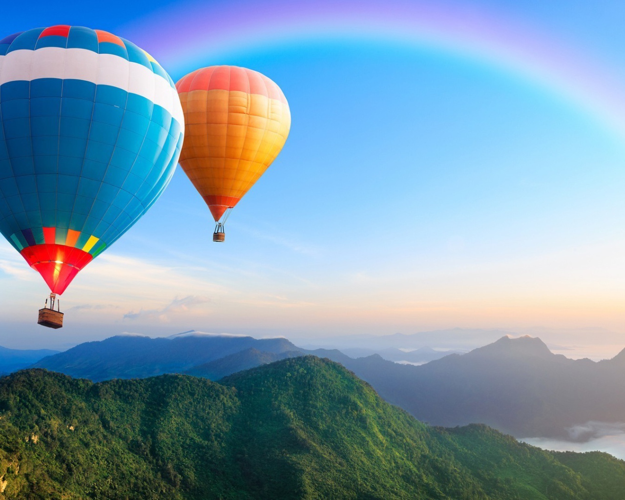 Два воздушных шара над горами