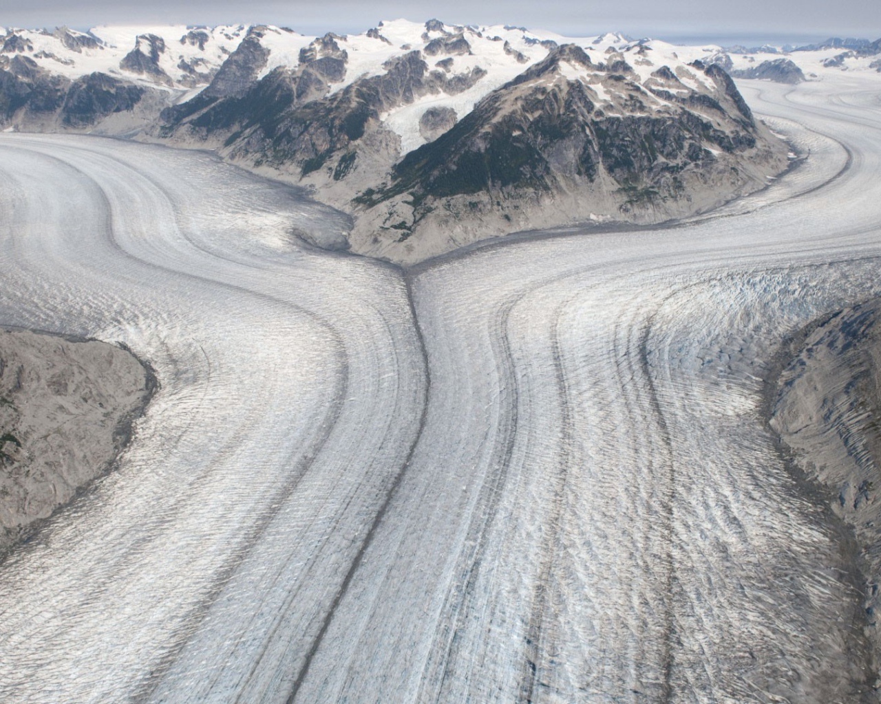 Два ледника сливаются в один