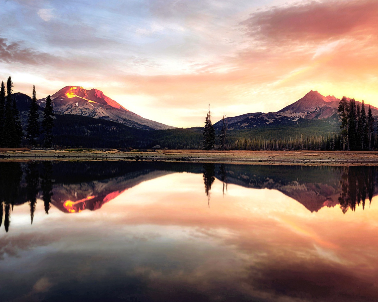 Две горы отражаются в воде озера
