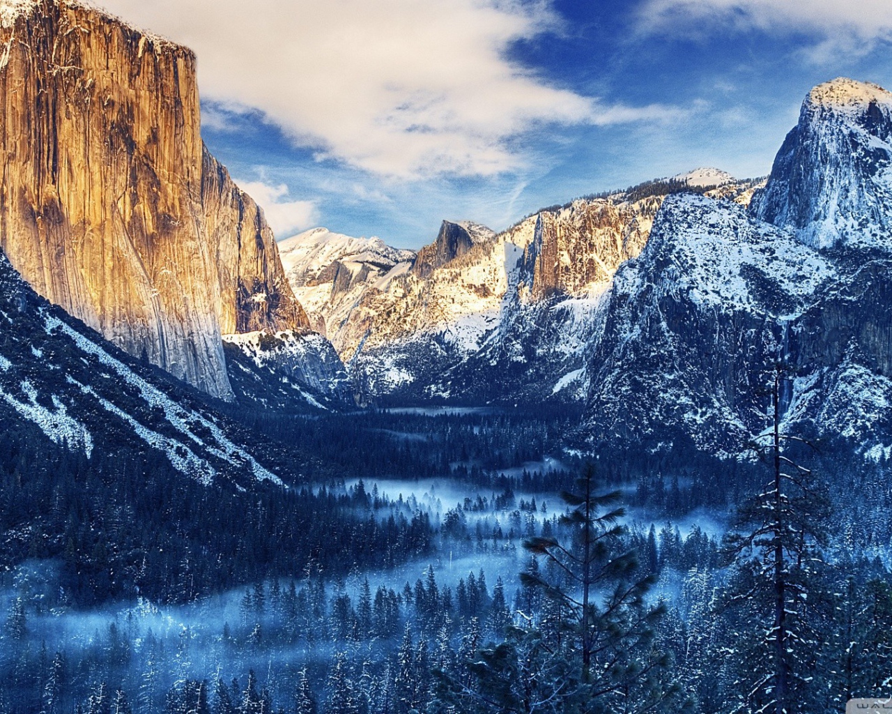 Долина среди заснеженных скал