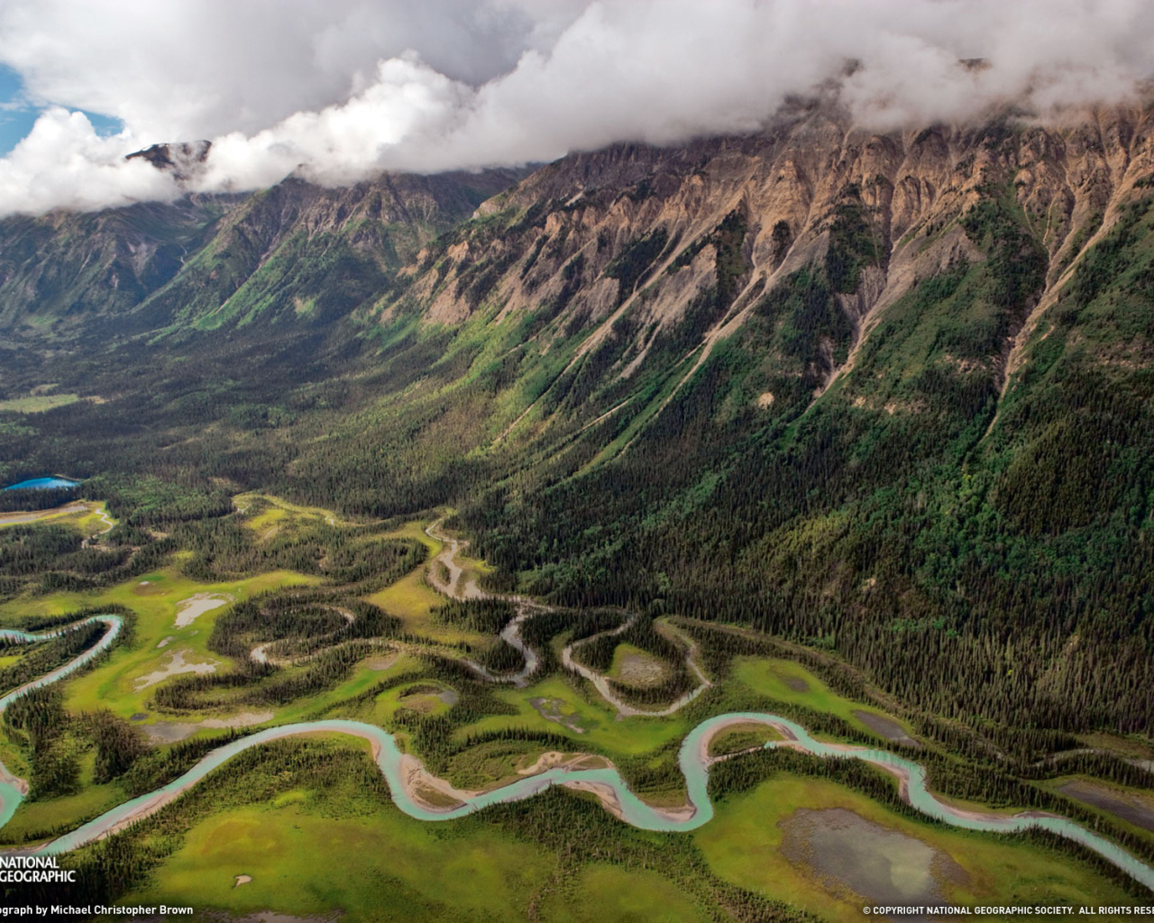 Зеленая долина с рекой 