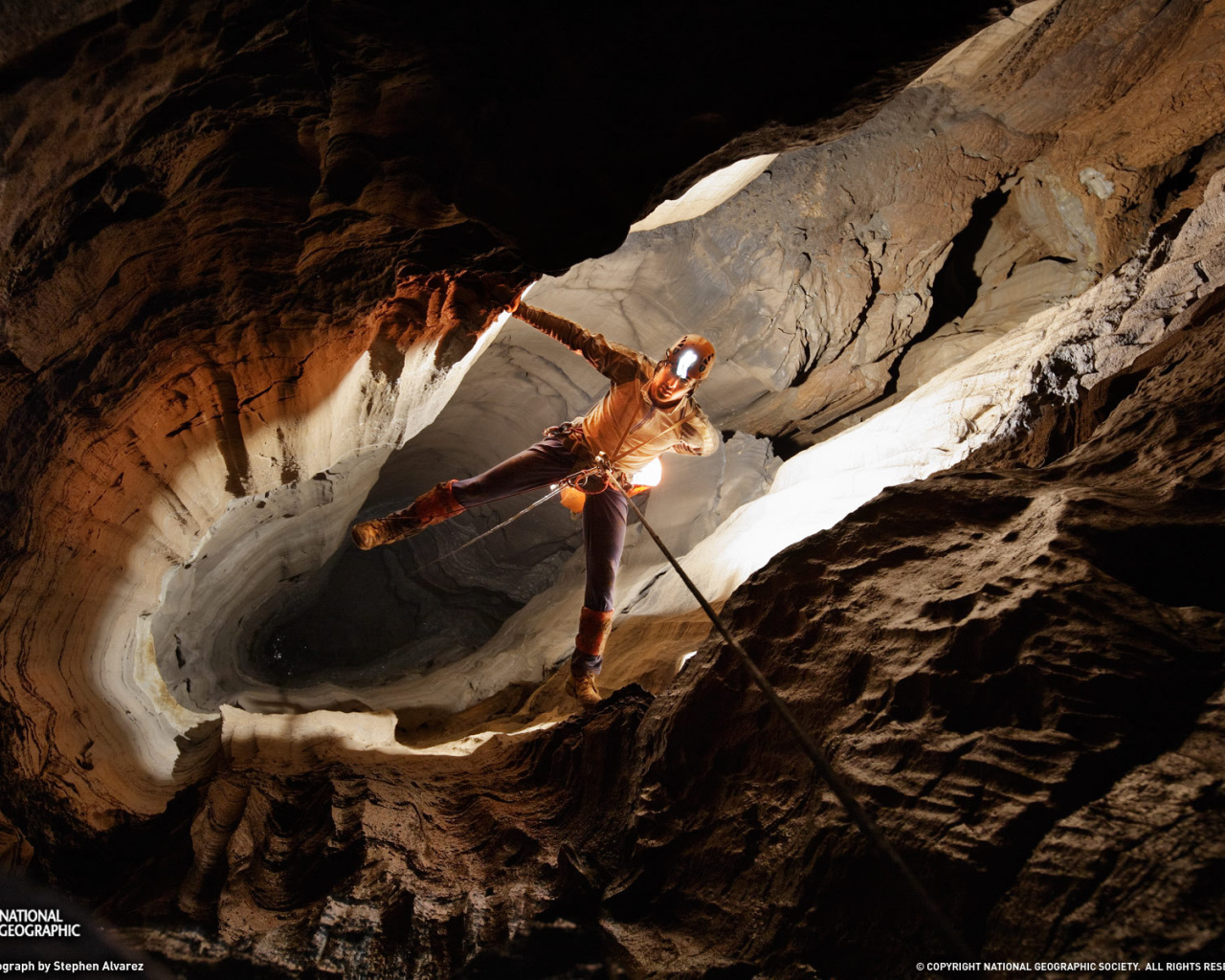 Человек спускается в пещеру