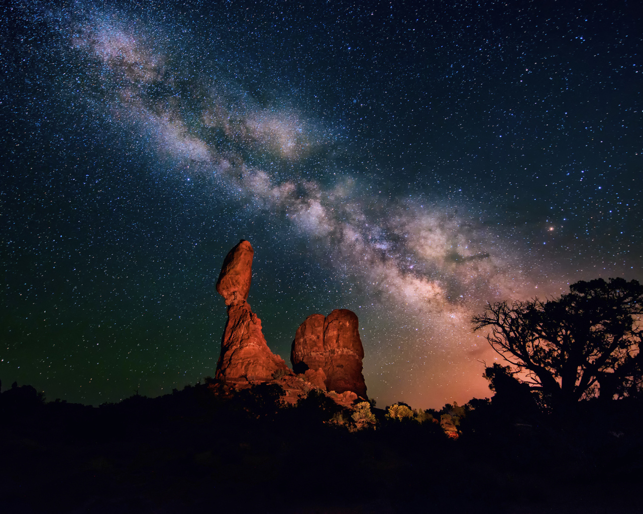 	   Milky way above the canyon