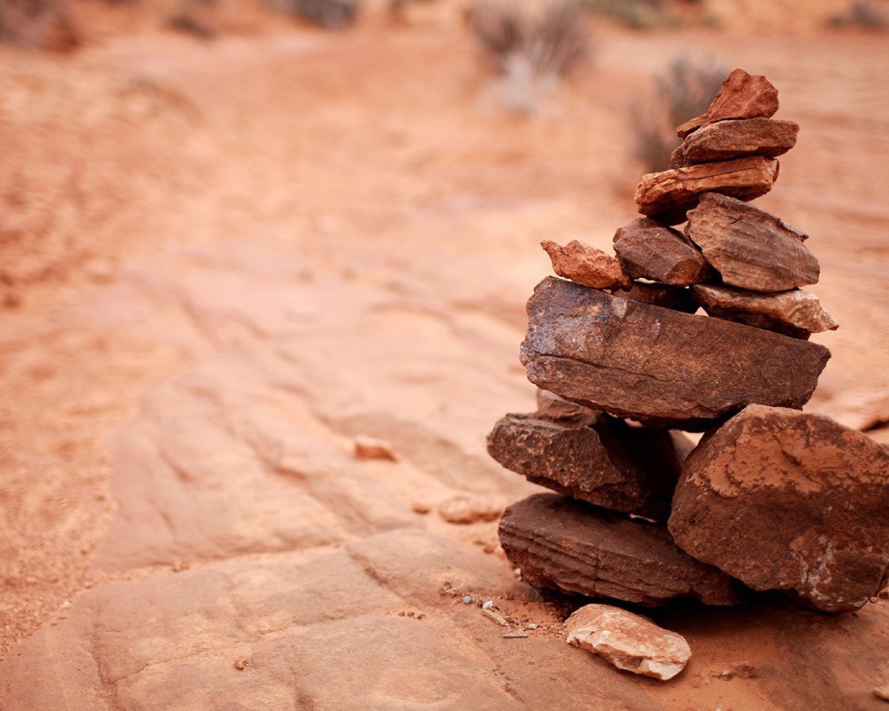 Стопка коричневых камешков на скале