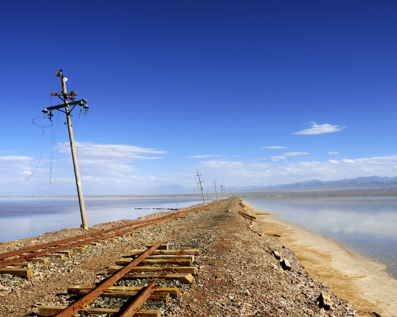 Разрушенная железная дорога у воды