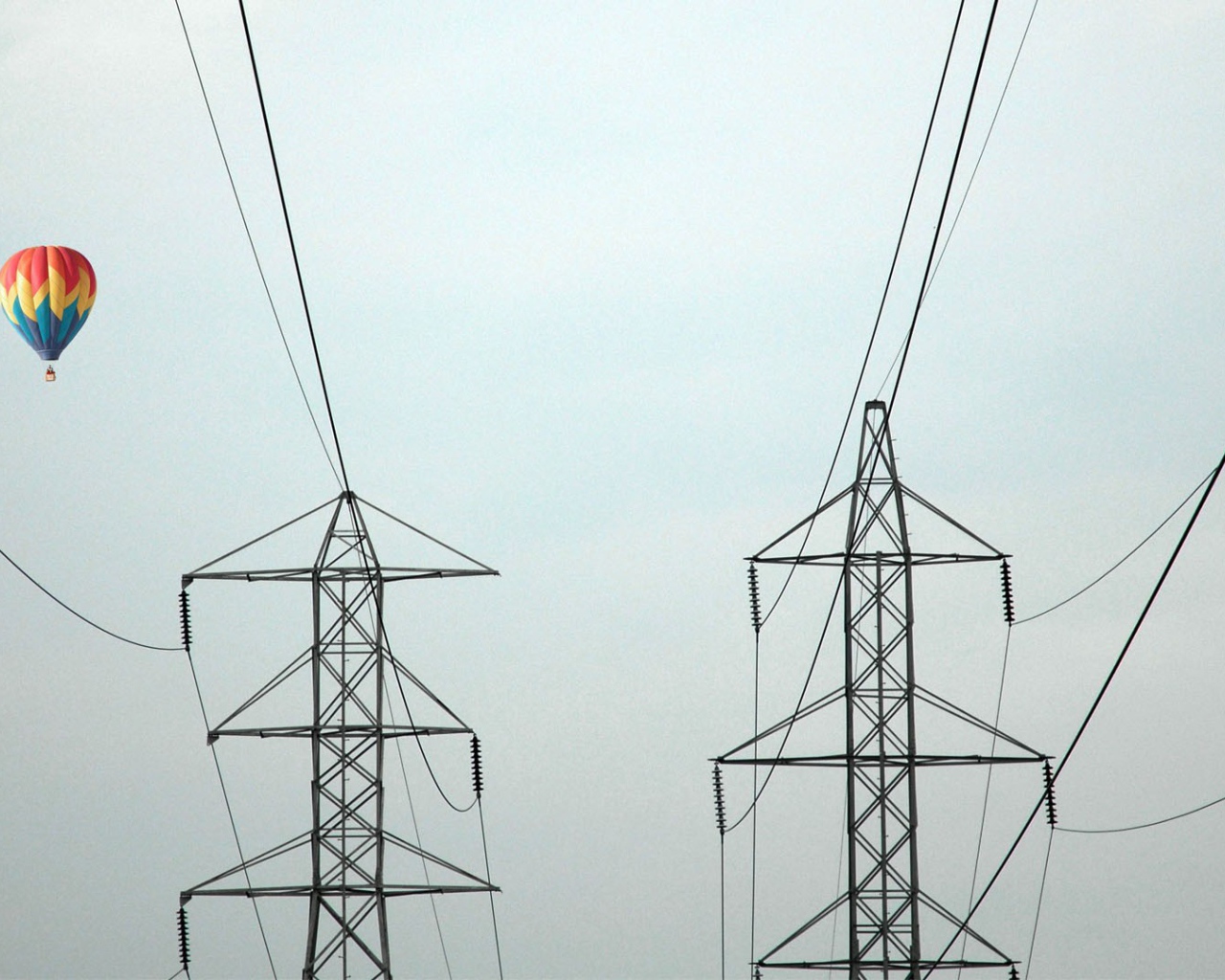 Воздушный шар над ЛЭП